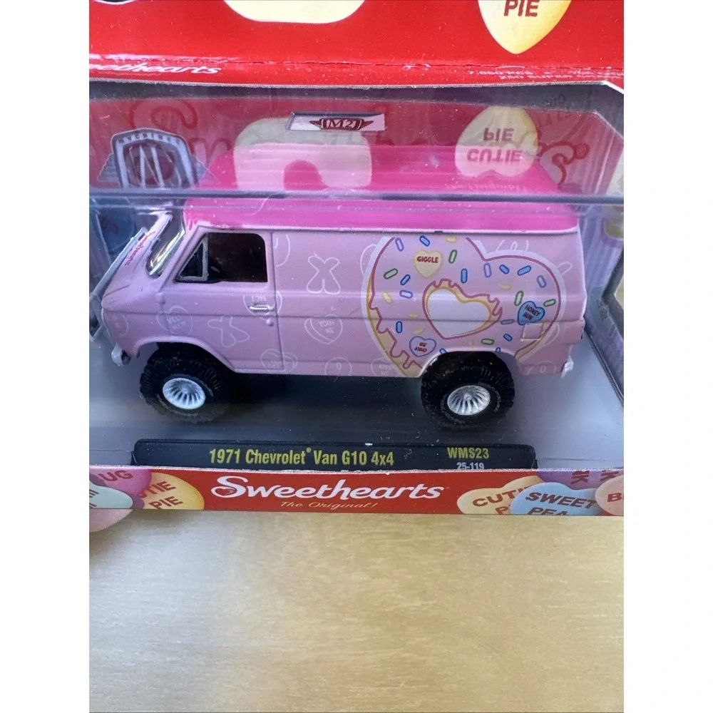 M2 Machines Sweethearts Chevrolet Van G10 1:64 CHASE